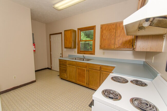 Building Photo - 4 bedroom, 1 bath home: Available July 2026!