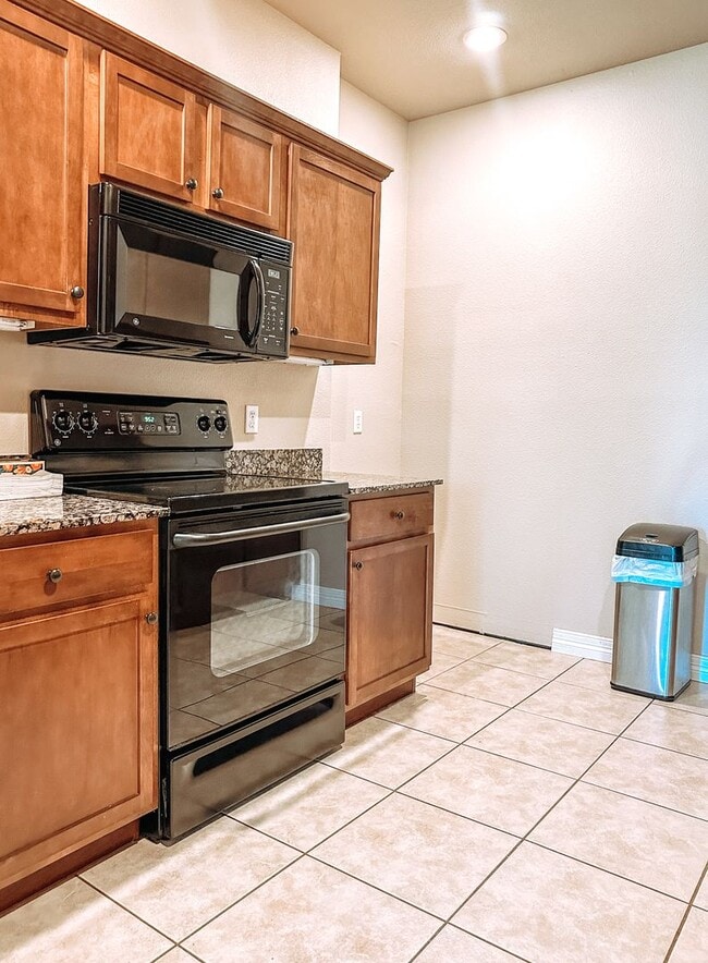 Building Photo - ** Move-in Special** Beautiful Townhome in...