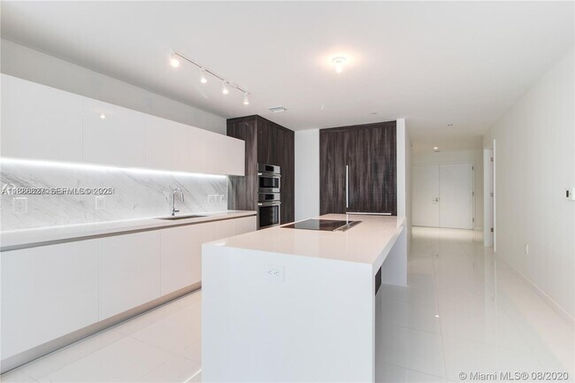 Building Photo - 851 NE 1st Ave