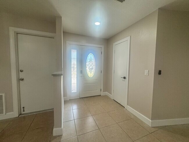 Building Photo - Fully Renovated Palm Harbor Home