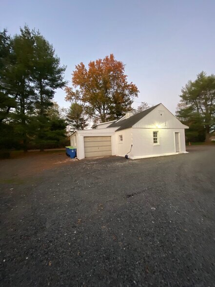 Building Photo - 423 Country Club Rd