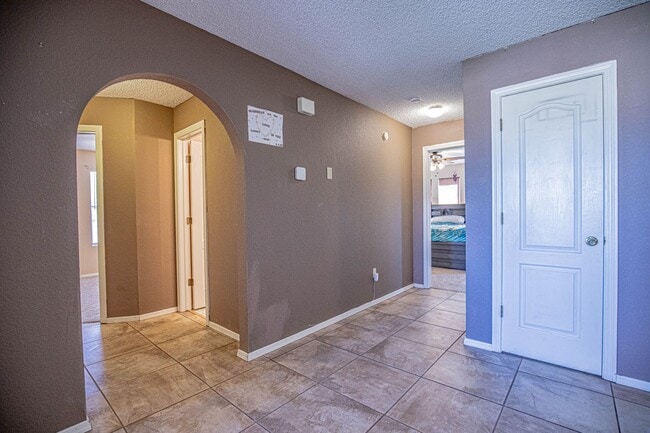 Building Photo - 3 Bedroom 2 Bathroom
