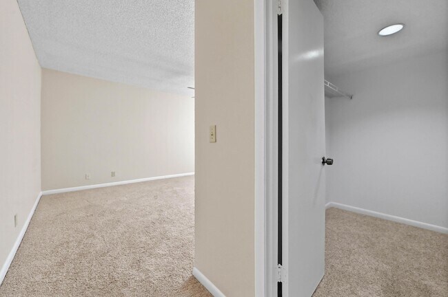 Building Photo - 1606 Shaker Cir