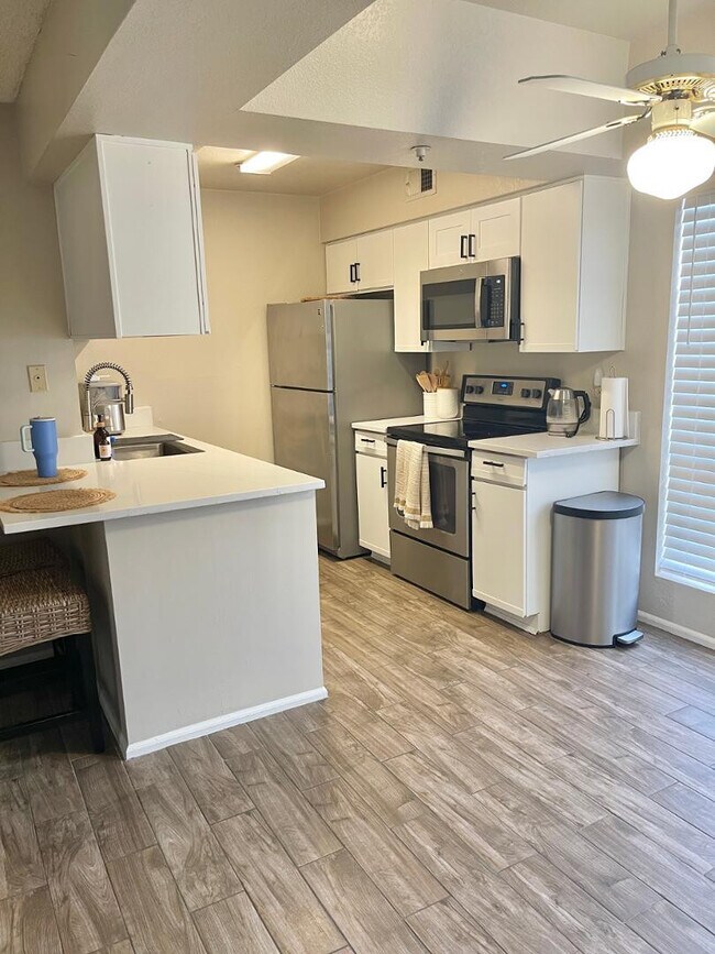 Building Photo - 10610 S 48th St