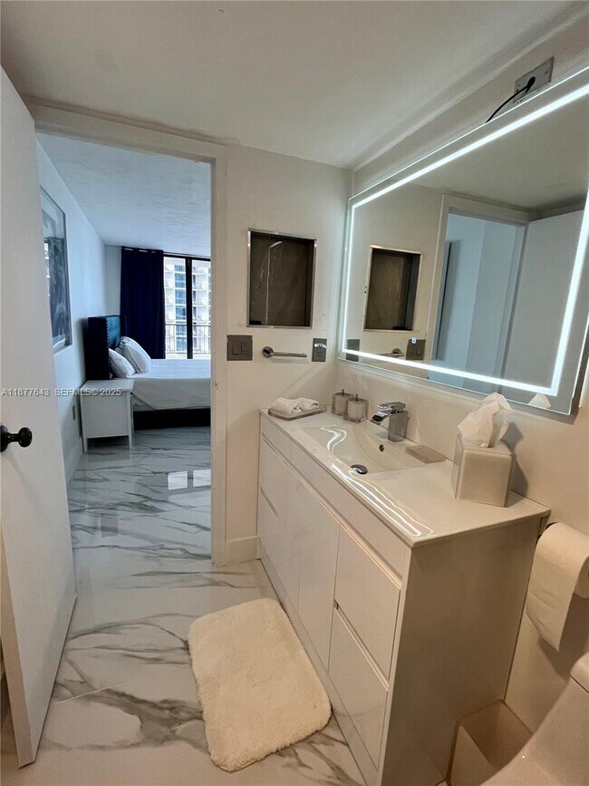 Building Photo - 555 NE 15th St