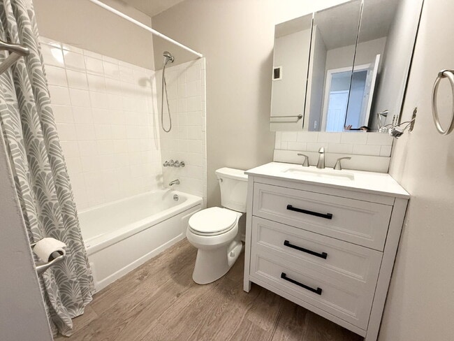 Building Photo - 2 Bedroom/1 Bath Unit w/ An Attached Garage *READY NOW*