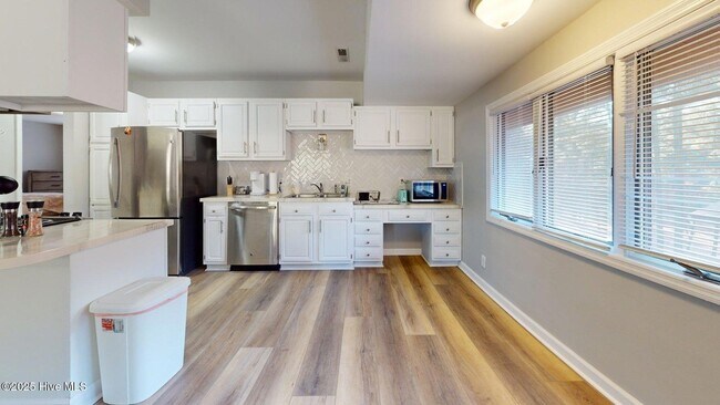 Building Photo - 704 Dover St