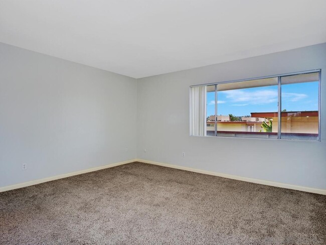 Building Photo - 6868 Hyde Park Dr