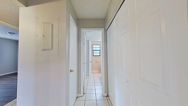 Building Photo - Desirable 2 beds/1.5 bath, first floor uni...