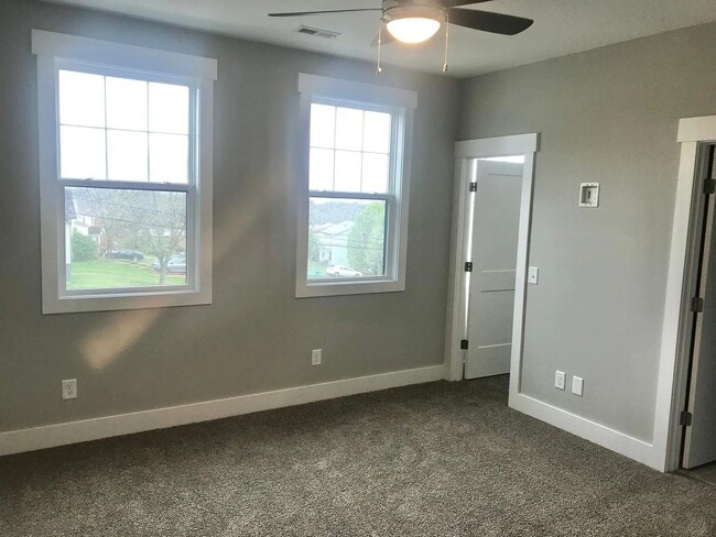 Building Photo - Stunning Modern Townhouse in the Heart of ...