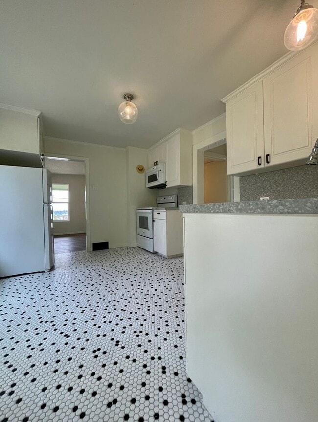 Building Photo - Spectacular View! Remodeled One bedroom with Partially finished basement in Linnton~ Front and ba...