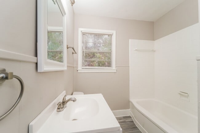 Building Photo - 573 N Park Ln