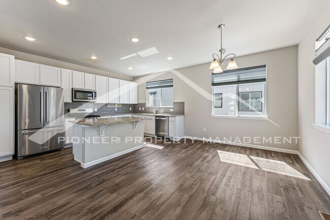 Building Photo - Gorgeous Townhouse with Washer/Dryer and C...