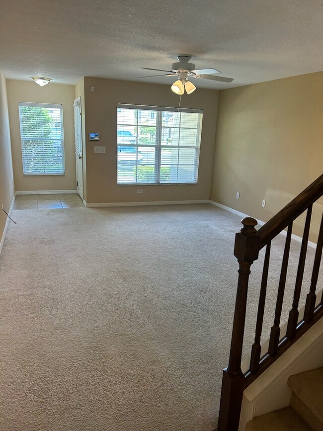 Building Photo - Beautiful 2 Bed- 2.5 Bath TownHouse