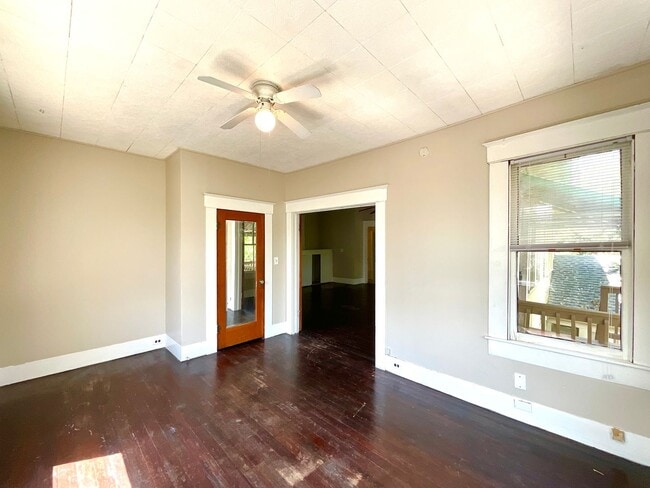 Building Photo - 810 W Magnolia Ave