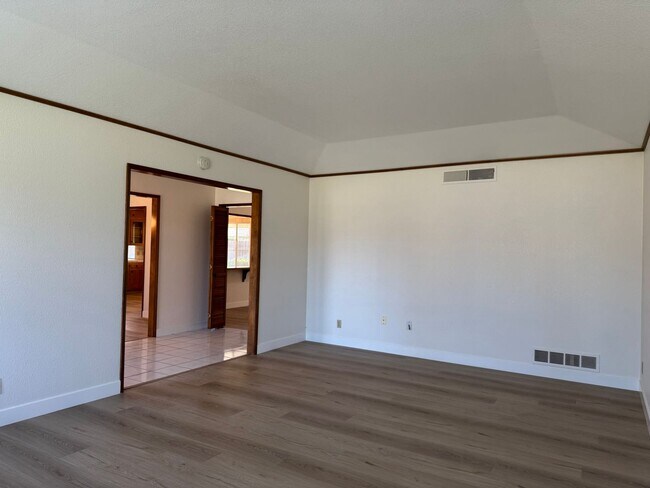 Building Photo - 6517 N San Pedro Ave