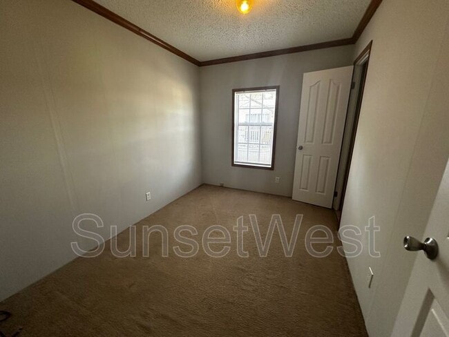 Building Photo - 613 Sunshine Dr