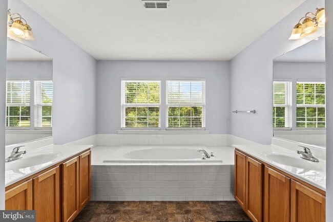 Building Photo - 45370 Barefoot Dr