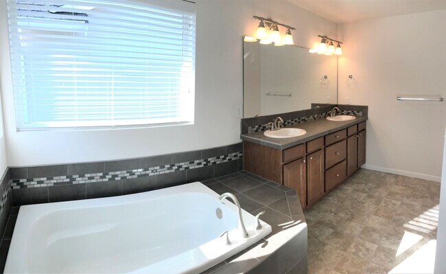 Building Photo - Stunning 2-Story Home Near Silver Lake