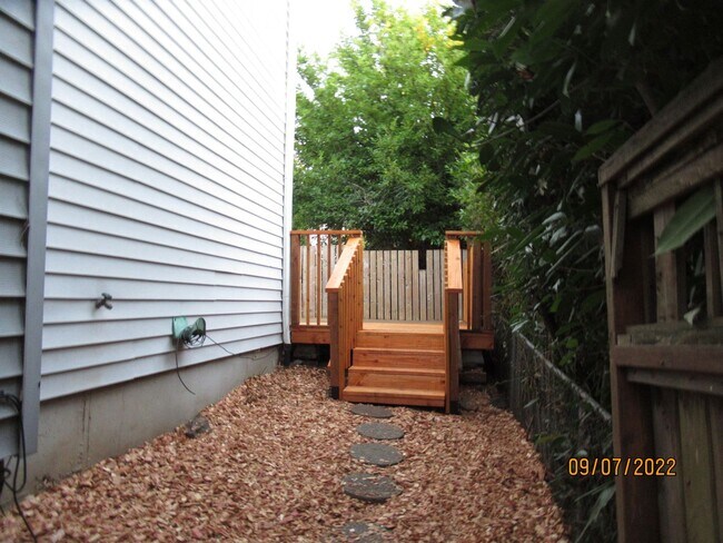 Building Photo - MOVE-IN SPECIAL!*** Fully Remodeled Townho...