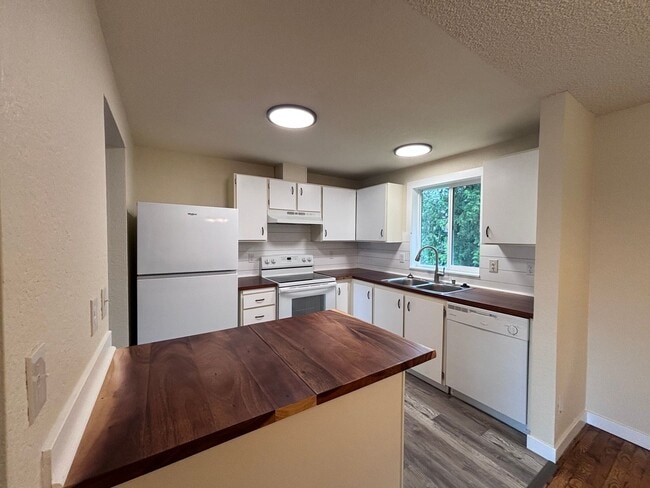 Building Photo - Desired NE Tacoma Community