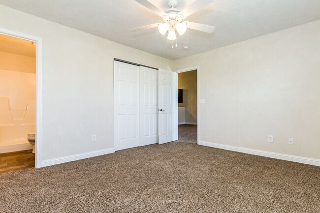Building Photo - 2 bed 2 bth duplex- available now