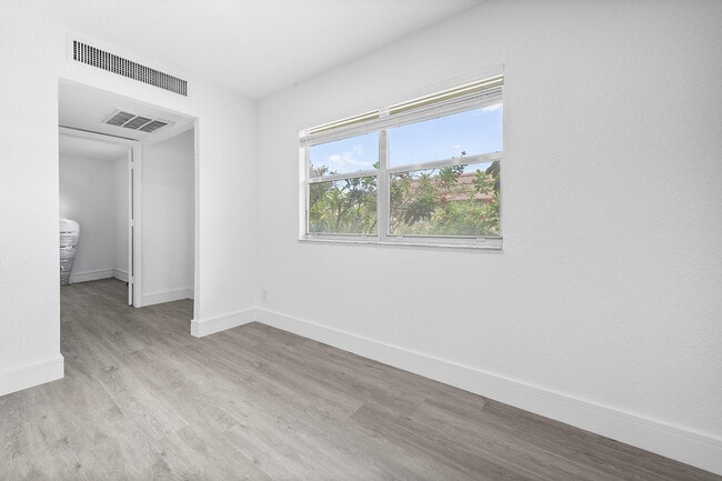 Building Photo - 154 Seville H