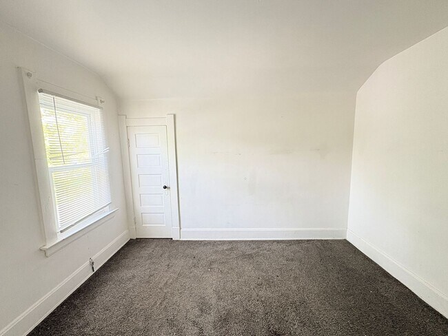 Building Photo - 1809 Oakwood Ave