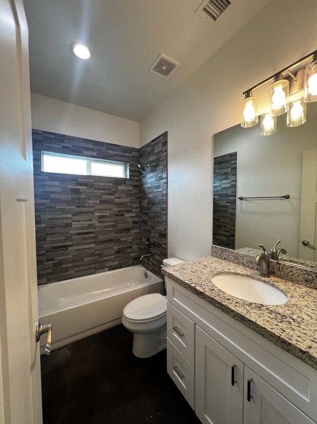 Building Photo - 3 bed/2 bath House with private Hot Tub