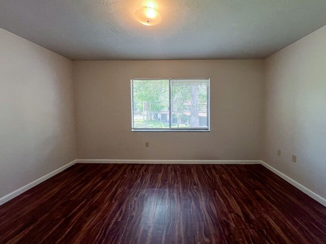 Building Photo - 2BR/1.5 Townhouse in Conveniently Located ...
