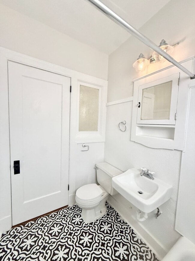 Building Photo - Very Unique Upstairs 1/1 w/ Hardwoods in Small 1920's complex - F211