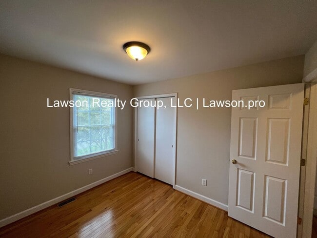Building Photo - Beautiful Cave Spring Split Level with Bac...