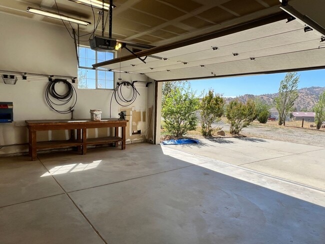 Building Photo - BEAUTIFUL Mountain Home