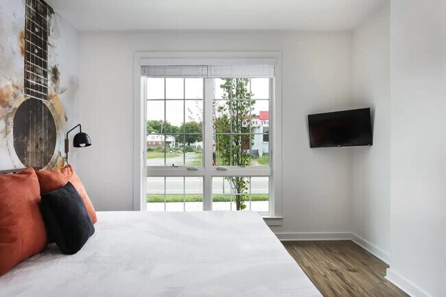 Building Photo - 738 Douglas Ave