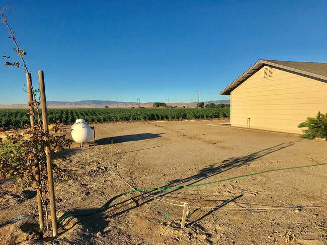 Building Photo - (EASY COMMUTE).  Beautiful Country Home!!