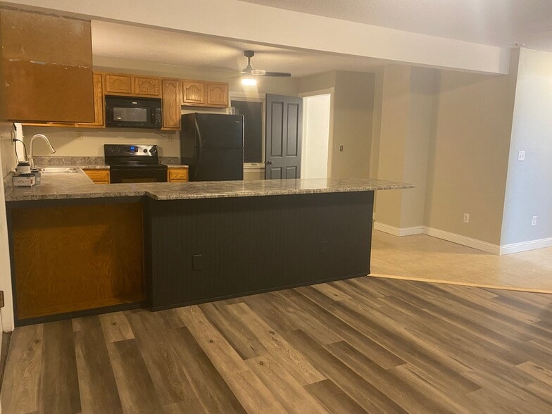 Building Photo - 211 N Forest St