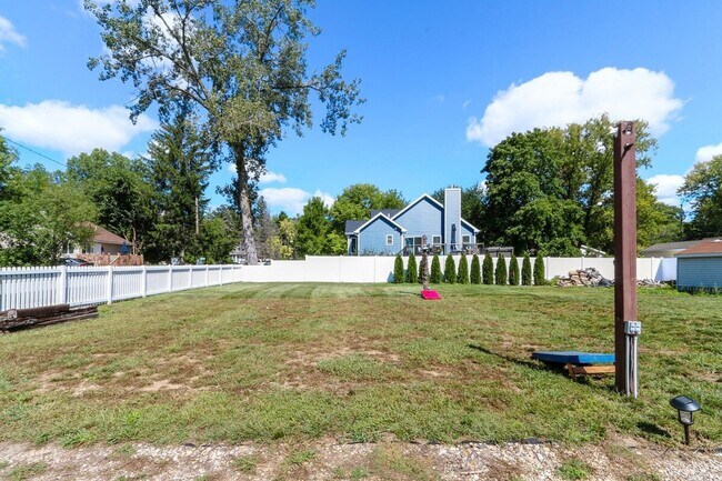 Building Photo - Lake Como Cozy Furnished Loft Available for Monthly & Mid-Term Rentals