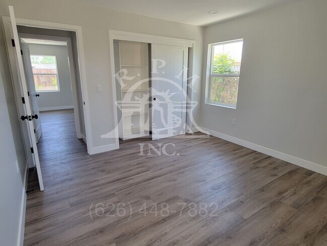 Building Photo - 13872-13874 Saranac Dr