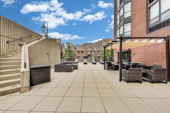 Building Photo - 899 S Plymouth Ct