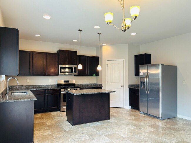 Building Photo - Beautiful 4 bedroom, 2.5 bathroom home In ...