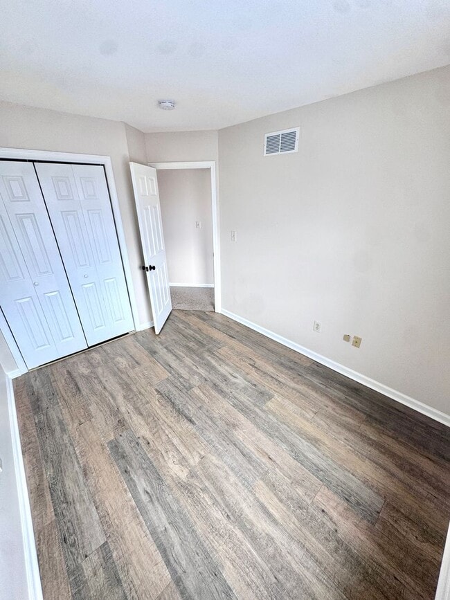 Building Photo - THREE BEDROOM TOWNHOUSE