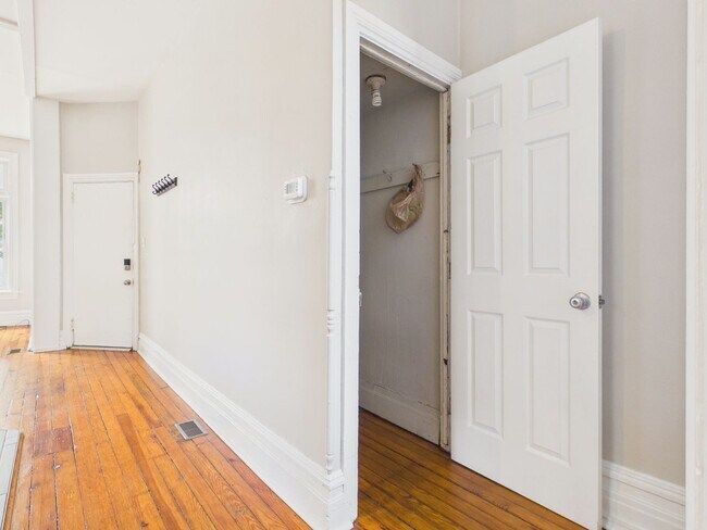 Building Photo - 206 Kelker St
