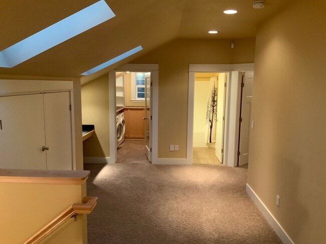 Building Photo - A Must See! 4 Bedroom House in North Eugene