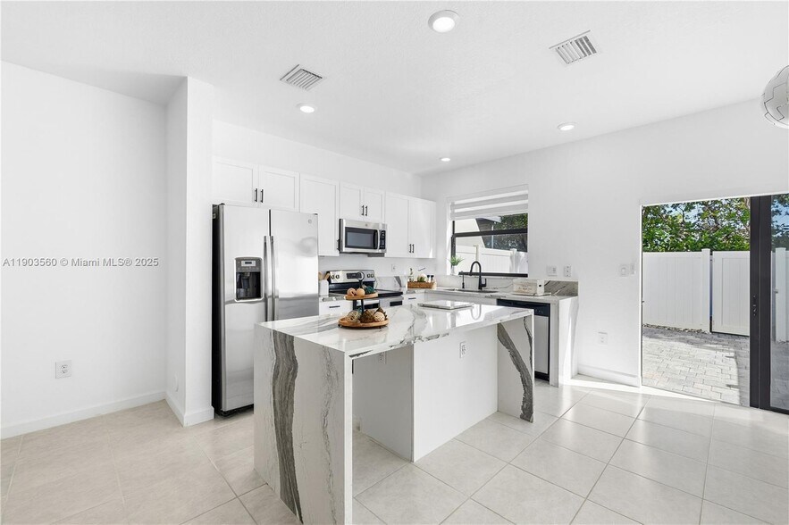 Building Photo - 10537 W 32nd Ln