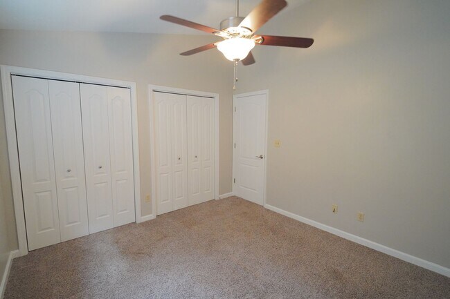 Building Photo - 3 Bed / 2 Bath with Large Yard/Garage in Bucklake area!