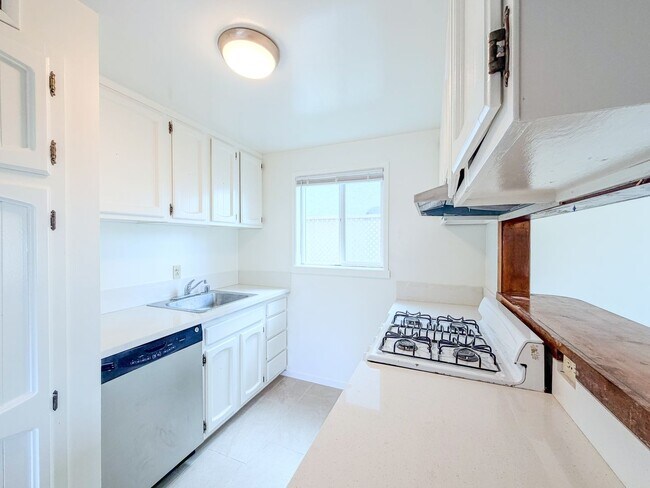 Building Photo - 108 Los Angeles Ave