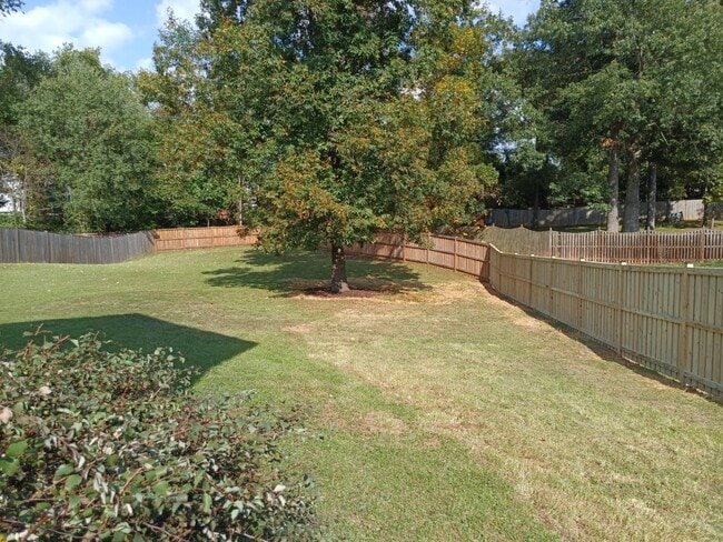 Building Photo - This charming 1,732-square-foot single-family home offers 3 bedrooms and 3 bathrooms, featuring a...