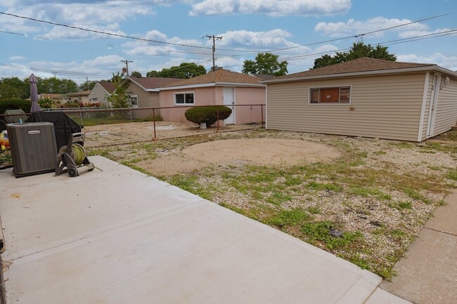 Building Photo - 5047 S Leclaire Ave
