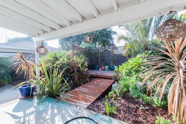 Building Photo - Beautiful single family house for rent