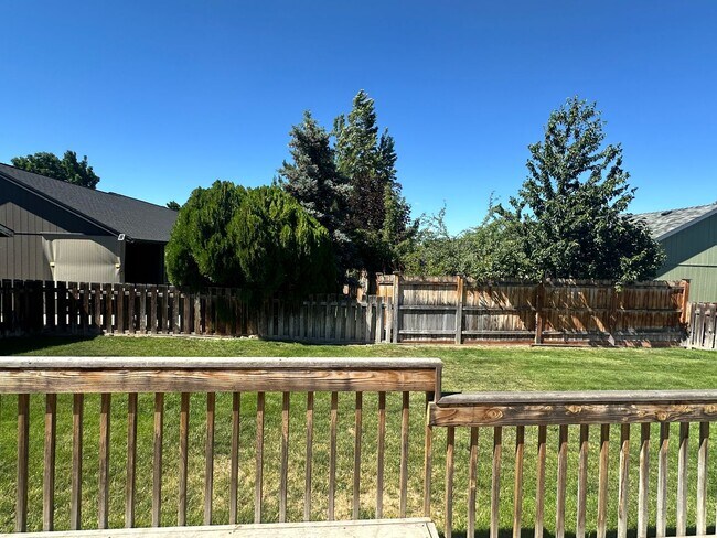 Building Photo - 3025 SW Reindeer Ave